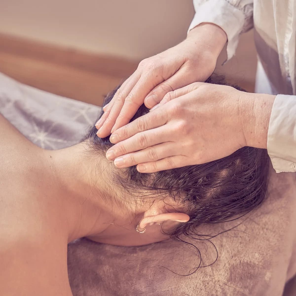 Massage du crâne pendant une séance bien-être