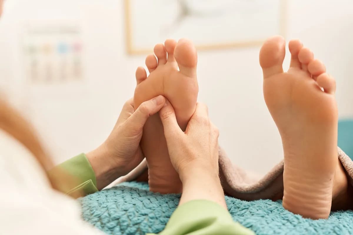 Massage des zones réflexes de la voûte plantaire