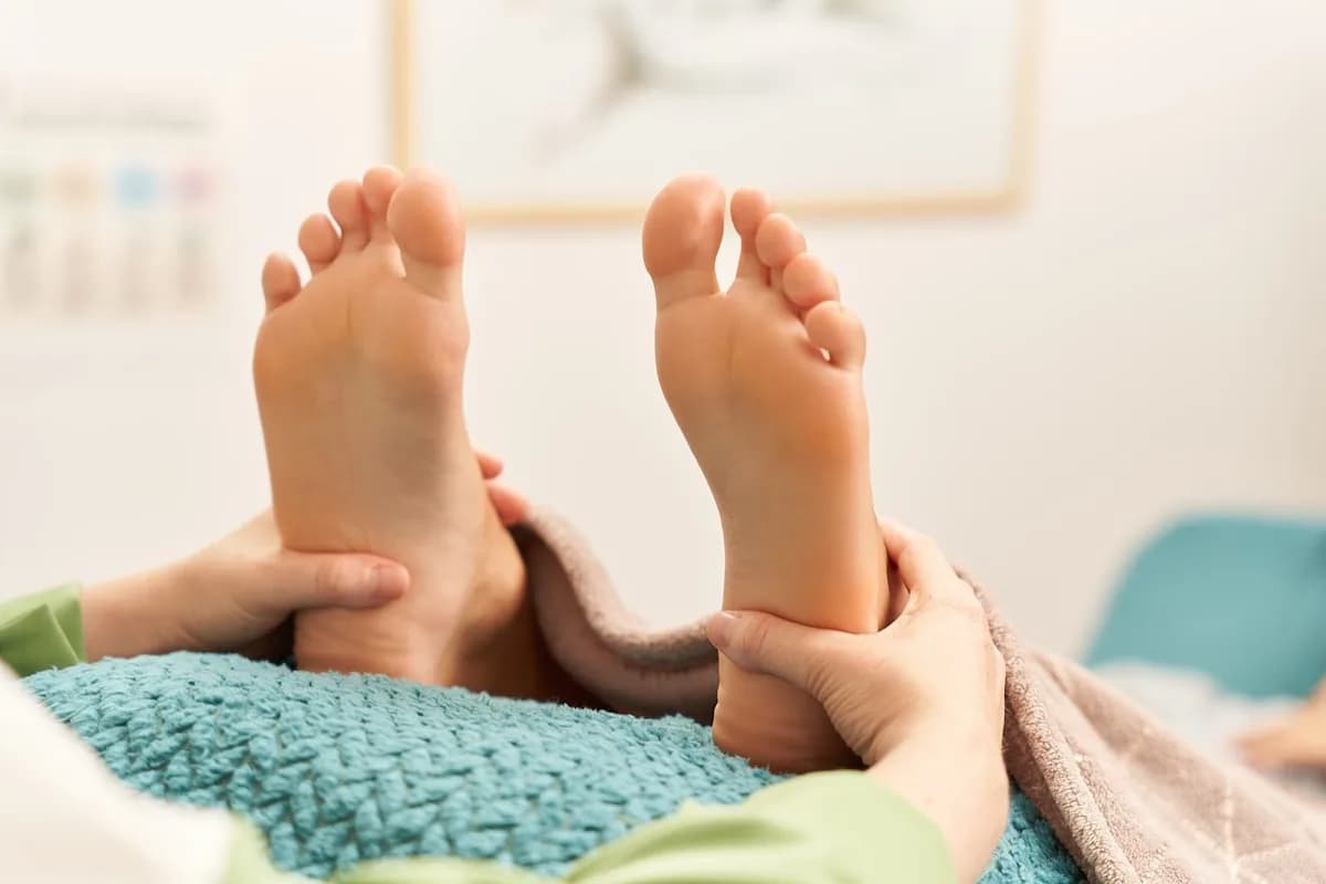 Séance de réflexologie plantaire, travail en douceur sur les deux pieds