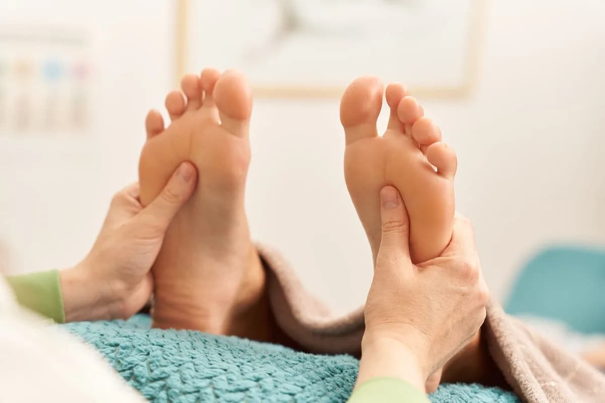 Pressions des pouces sur les zones réflexes des pieds
