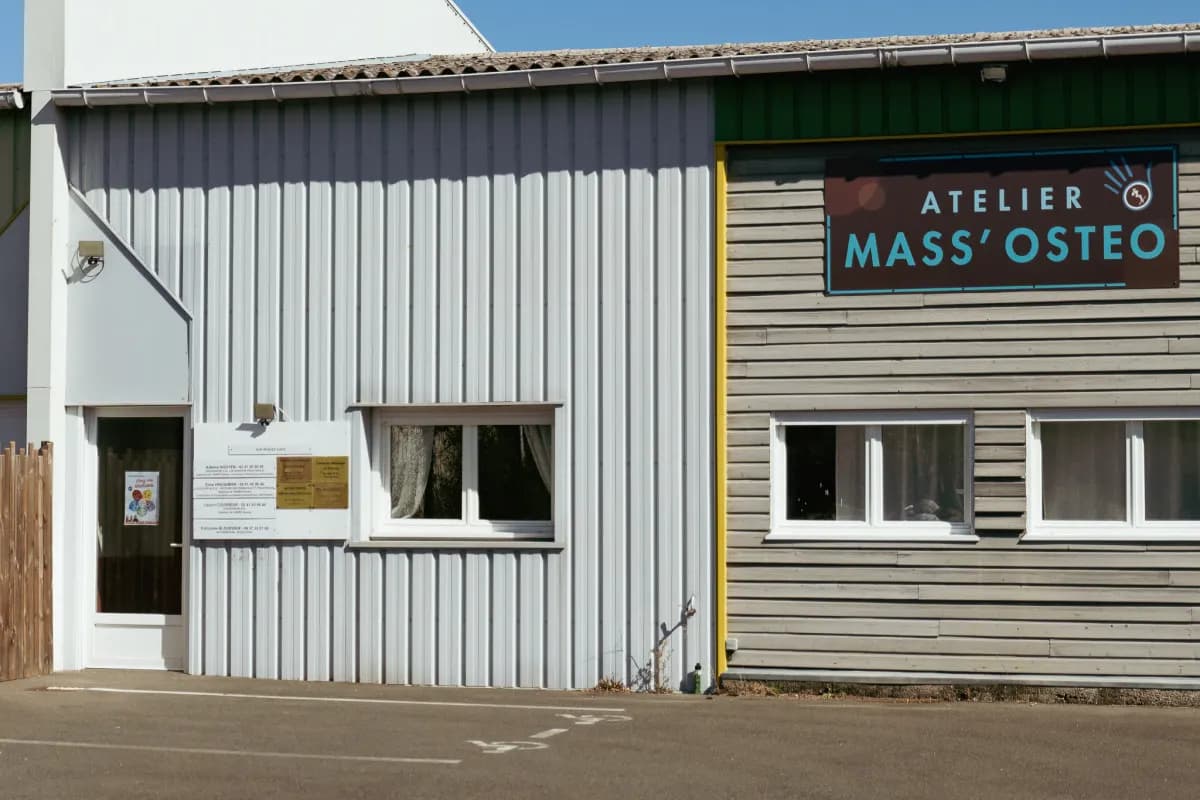Façade de l'Atelier Mass'Ostéo, le cabinet partagé où consulte Lise Beltzung à Chalonnes-sur-Loire