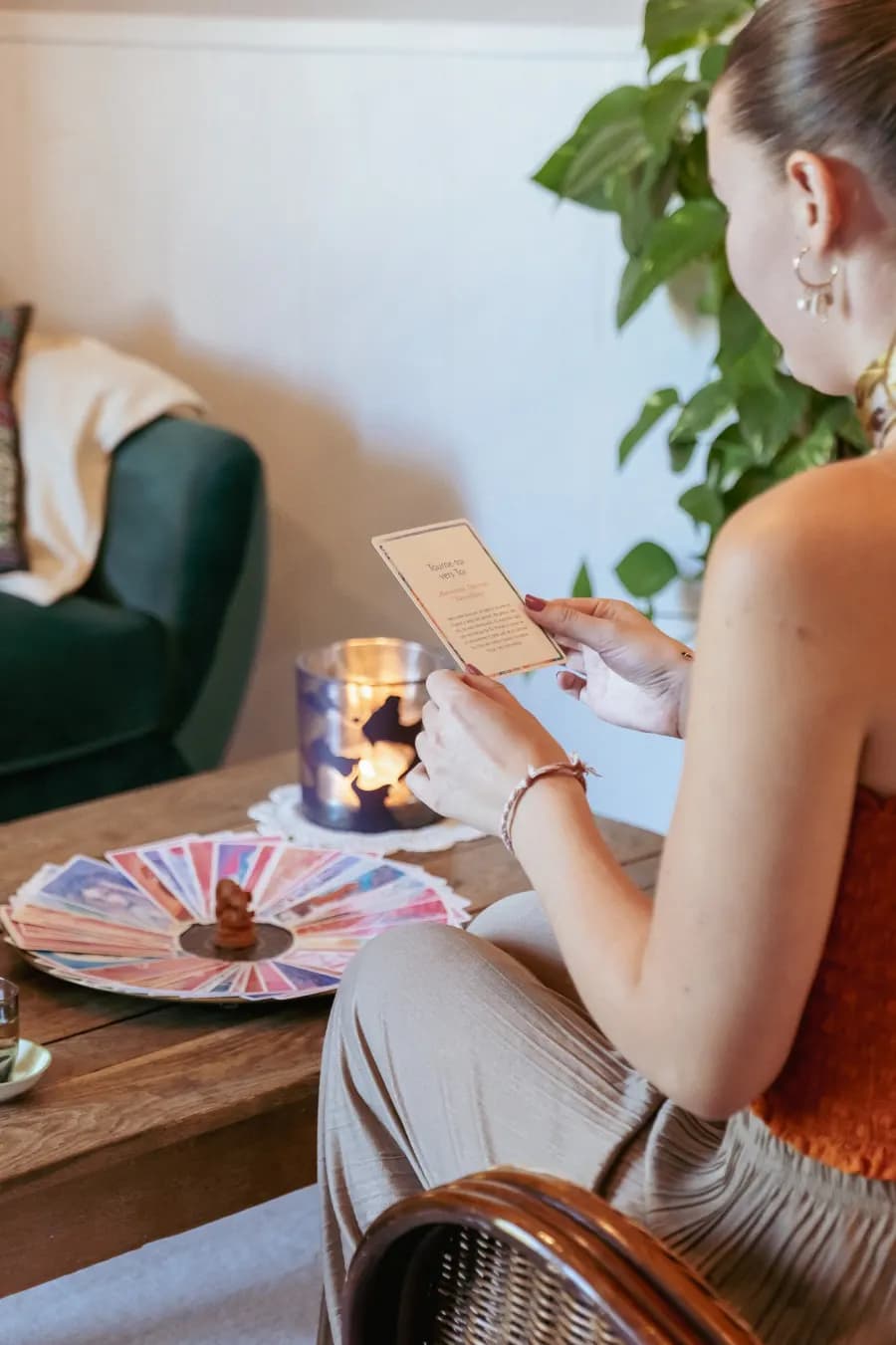 Tirage d'une carte d'oracle pendant une séance Sève & Sens